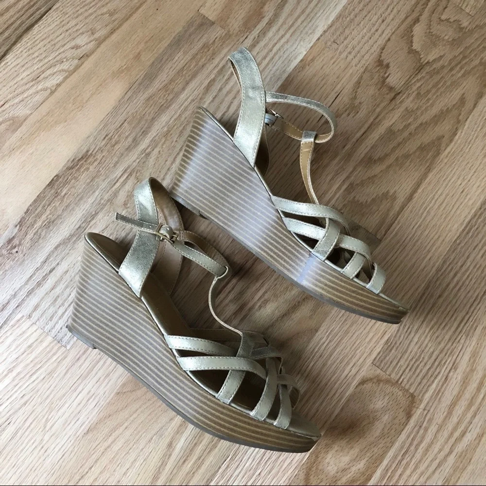 Bass Gold Woven Wedge Sandals 8.5 Leather